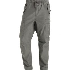Carhartt WIP CAMPER PANT NESS Bojówki moor stone washed. Zielone spodnie męskie marki Carhartt WIP, xl, bez wzorów, z bawełny. W wyprzedaży za 349,30 zł.