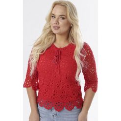 Czerwona Bluzka Aererinda. Czerwone bluzki damskie Born2be, xl, bez wzorów, bez kołnierzyka, bez rękawów. W wyprzedaży za 79,99 zł.