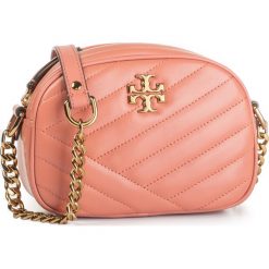 Torebka TORY BURCH - Kira Chevron Camera Bag 60227 Toasted Pecan 238. Różowe torebki klasyczne damskie Tory Burch, bez wzorów, ze skóry, eleganckie, bez dodatków. W wyprzedaży za 939,00 zł.