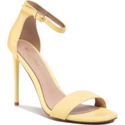 Sandały MARCIANO GUESS - 0GG9B2 8894Z G2I0. Żółte klapki damskie MARCIANO GUESS, z aplikacjami, ze skóry, bez obcasa, na obcasie. Za 749,00 zł.