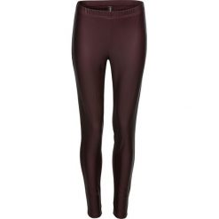 Legginsy ze sztucznej skóry bonprix czerwony klonowy. Czerwone legginsy skórzane bonprix. Za 37,99 zł.
