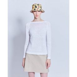 Sweter w kolorze białym. Białe kapelusze damskie Cacharel, s, klasyczne. W wyprzedaży za 489,95 zł.
