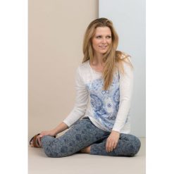 Bluzka z kalejdoskopowym motywem. Bluzki damskie Monnari, bez wzorów, z jeansu, bez kołnierzyka, z długim rękawem. Za 49,95 zł.