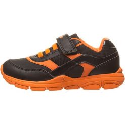 Sneakersy w kolorze czarno-pomarańczowym. Pomarańczowe trampki chłopięce geox kids, bez wzorów, na sznurówki. W wyprzedaży za 99,95 zł.