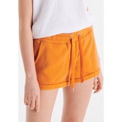 Dresowe szorty basic - Pomarańczowy. Pomarańczowe szorty damskie Cropp, s, bez wzorów, z dresówki. Za 31,99 zł.