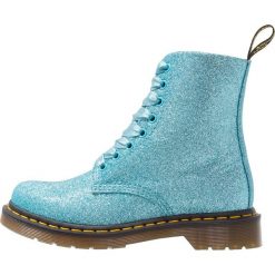Dr. Martens 1460 PASCAL GLITTER Botki sznurowane turquoise. Niebieskie botki damskie skórzane marki Dr. Martens, na sznurówki. Za 629,00 zł.
