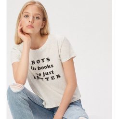 Melanżowy t-shirt z hasłem - Kremowy. Białe t-shirty damskie Sinsay, xs, bez wzorów, bez kołnierzyka. W wyprzedaży za 7,99 zł.