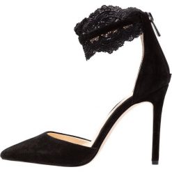 Jessica Simpson PORTALYNN Szpilki black. Czarne czółenka damskie na sylwestra Jessica Simpson, bez wzorów, ze skóry ekologicznej, bez obcasa, na szpilce, bez zapięcia. Za 419,00 zł.