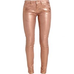 Mavi ADRIANA Jeansy Slim Fit galactic rose. Pomarańczowe rurki damskie marki Mavi, z elastanu. W wyprzedaży za 226,85 zł.