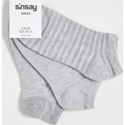 Skarpetki - Jasny szary. Szare skarpetki damskie Sinsay, bez wzorów. W wyprzedaży za 4,99 zł.
