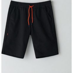 Szorty jogger z przeszyciami typu biker - Czarny. Czarne spodenki i szorty męskie Cropp, bez wzorów. W wyprzedaży za 62,99 zł.