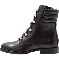Tommy Jeans STUDS CLASSIC LACE UP BOOT Botki kowbojki i motocyklowe black. Czarne botki damskie skórzane marki Tommy Jeans, na sznurówki. Za 699,00 zł.