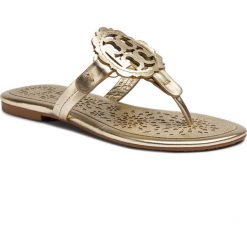 Japonki TORY BURCH - Miller Scallop Sandal 51865 Spark Gold 723. Żółte klapki damskie Tory Burch, bez wzorów, ze skóry, bez obcasa, na obcasie. W wyprzedaży za 779,00 zł.
