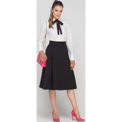 Ecru Koszula Elegancka Dopasowana z Falbankami. Szare bluzki damskie marki Molly.pl, s, bez wzorów, z tkaniny, eleganckie, z okrągłym kołnierzem, z długim rękawem. Za 99,90 zł.