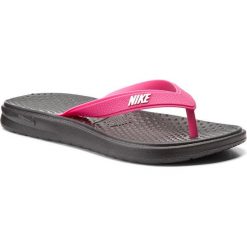 Japonki NIKE - Solay Thong 882699 001 Black/White/Vivid Pink. Różowe klapki damskie Nike, bez wzorów, z tworzywa sztucznego, bez obcasa. Za 109,99 zł.