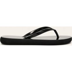Armani Exchange - Japonki. Czarne klapki damskie Armani Exchange, bez wzorów, z gumy, bez obcasa, na obcasie. Za 239,90 zł.