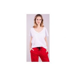 T-shirt damski klasyczny BIAŁY. Białe t-shirty damskie 3 for u, bez wzorów, z bawełny, klasyczne, z klasycznym kołnierzykiem. Za 69,30 zł.