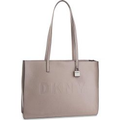 Torebka DKNY - Commuter-Lg Tz Tote R83AA666 Warm Grey WG5. Szare torebki klasyczne damskie DKNY, bez wzorów, ze skóry, klasyczne, duże, bez dodatków. W wyprzedaży za 649,00 zł.