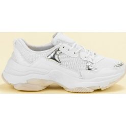 Small Swan białe Casualowe Sneakersy. Białe sneakersy damskie SMALL SWAN, z tkaniny. W wyprzedaży za 89,00 zł.