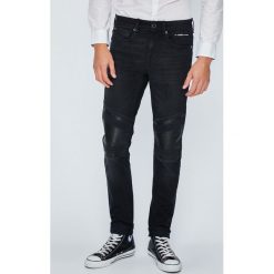 Guess Jeans - Jeansy Jay. Czarne jeansy męskie regular Guess Jeans, z bawełny. W wyprzedaży za 479,90 zł.