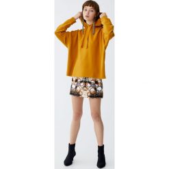 Bluza z kapturem z prążkowanego materiału. Szare bluzy damskie Pull&Bear, bez wzorów, prążkowane, bez rękawów, z kapturem. Za 59,90 zł.