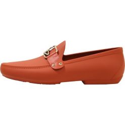 Vivienne Westwood MOCASSIN FRAME ORB Mokasyny coral red. Czerwone mokasyny męskie marki Vivienne Westwood, z tworzywa sztucznego. W wyprzedaży za 615,30 zł.