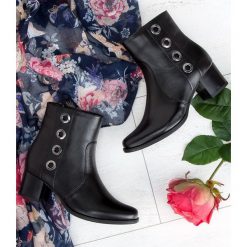 Botki damskie Pesco 1986 Czarne. Czarne botki damskie PESCO, ze skóry, eleganckie, bez obcasa, bez zapięcia. Za 259,00 zł.