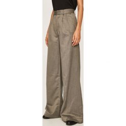 Pepe Jeans - Spodnie Hilda. Szare spodnie damskie Pepe Jeans, s, z haftami, z bawełny, casualowe. Za 399,90 zł.
