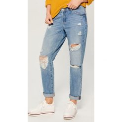 Jeansy boyfriend z przetarciami - Niebieski. Niebieskie jeansy damskie Mohito. Za 119,99 zł.