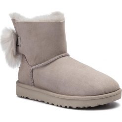 Buty UGG - W Fluff Bow Mini 1094967 W/Will. Szare kozaki damskie Ugg, ze skóry, bez obcasa, bez zapięcia. Za 919,00 zł.