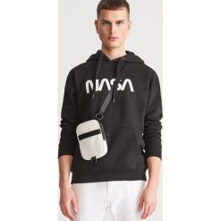 Bluza NASA z kapturem - Czarny. Czarne bluzy męskie Reserved, s, bez wzorów, z kapturem, bez rękawów, z kapturem. Za 119,99 zł.