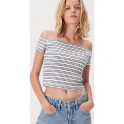 Krótki top w paski - Wielobarwny. Topy damskie Sinsay, s, w paski, bez kołnierzyka. W wyprzedaży za 14,99 zł.