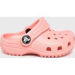 Crocs - Klapki dziecięce. Pomarańczowe sandały dziewczęce Crocs, z materiału, bez zapięcia. W wyprzedaży za 99,90 zł.