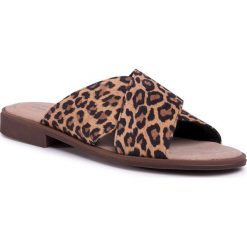 Klapki CLARKS - Declan Ivy 261500554 Leopard Print. Pomarańczowe klapki damskie Clarks, bez wzorów, ze skóry, bez obcasa, na obcasie. W wyprzedaży za 269,00 zł.