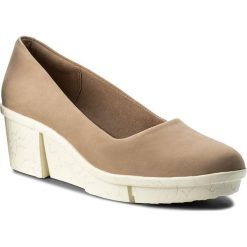 Półbuty CLARKS - Pola Mea 261309884 Sand Nubuck. Brązowe półbuty damskie na koturnie Clarks, z materiału. W wyprzedaży za 269,00 zł.
