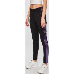 Adidas Originals - Spodnie. Czarne spodnie damskie adidas Originals, bez wzorów, z elastanu, casualowe. Za 249,90 zł.