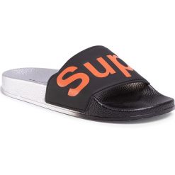 Klapki SUPERGA - 1908 Puu S111I3W Silver/Black/Orange Md. Czarne klapki damskie Superga, bez wzorów, z tworzywa sztucznego, bez obcasa. W wyprzedaży za 99,00 zł.