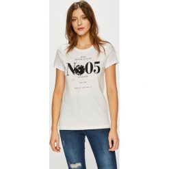 Only - Top. Białe topy damskie marki ONLY, s, z nadrukiem, z bawełny, z okrągłym kołnierzem. W wyprzedaży za 49,90 zł.