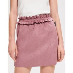 Spódnica mini z imitacji zamszu - Fioletowy. Fioletowe spódniczki damskie Reserved, bez wzorów, mini. Za 69,99 zł.
