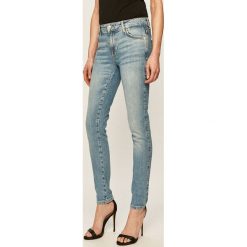 Guess Jeans - Jeansy Sexy Curve. Niebieskie jeansy damskie Guess Jeans, z aplikacjami, z elastanu. Za 519,90 zł.