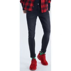 Jeansy Skinny - Szary. Szare jeansy męskie Cropp, m, bez wzorów. W wyprzedaży za 99,99 zł.