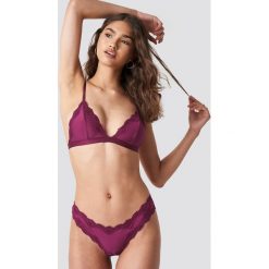 NA-KD Lingerie Stringi z koronkowym wykończeniem - Purple. Fioletowe stringi NA-KD Lingerie, z koronki. Za 40,95 zł.