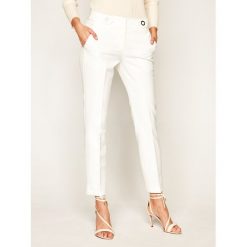 Chinosy Trussardi Jeans Light Technical 56P00180. Białe spodnie damskie Trussardi Jeans, bez wzorów, z elastanu. W wyprzedaży za 489,00 zł.