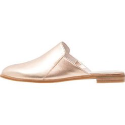 Chodaki damskie: Kenneth Cole New York ROXANNE Klapki rose gold metallic