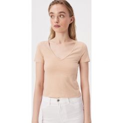 T-shirt z dekoltem w szpic - Kremowy. Białe t-shirty damskie Sinsay, s, bez wzorów, bez kołnierzyka. W wyprzedaży za 7,99 zł.