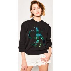 Bluza Calvin Klein Jeans Iridescent Monogram J20J213481. Czarne bluzy damskie Calvin Klein Jeans, s, bez wzorów, z bawełny, bez rękawów, bez kaptura. W wyprzedaży za 289,00 zł.