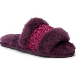 Kapcie EMU AUSTRALIA - Wrenlette Play Teens T12087 Plum. Fioletowe sandały dziewczęce EMU Australia, ze skóry, bez zapięcia. W wyprzedaży za 169,00 zł.