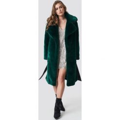 Hannalicious x NA-KD Płaszcz sztuczne futro z paskiem - Green. Zielone płaszcze damskie marki Hannalicious x NA-KD, w paski, ze skóry. Za 607,95 zł.