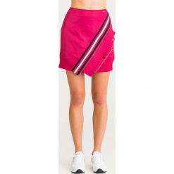 SPÓDNICA Armani Exchange. Różowe spódniczki damskie Armani Exchange, na co dzień, s, z haftami, z tkaniny, mini, proste. Za 529,00 zł.
