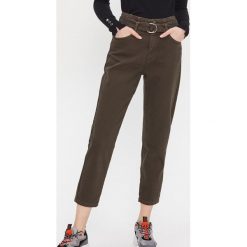 Jeansy high waist z paskiem - Zielony. Zielone jeansy damskie House, z podwyższonym stanem. Za 119,99 zł.